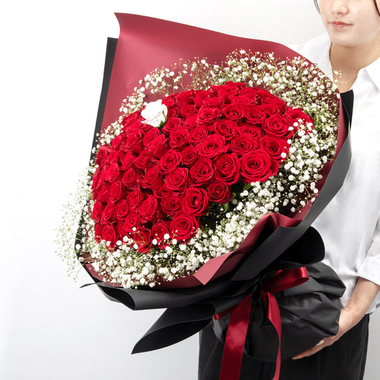 生花かすみ草とバラの花束 プロポーズの定番 花びらメッセージ