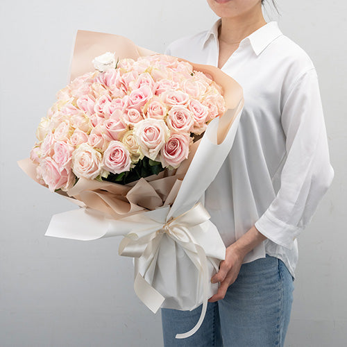 本数が選べる生花ピンクのバラの花束 花びらメッセージ – パティスリー