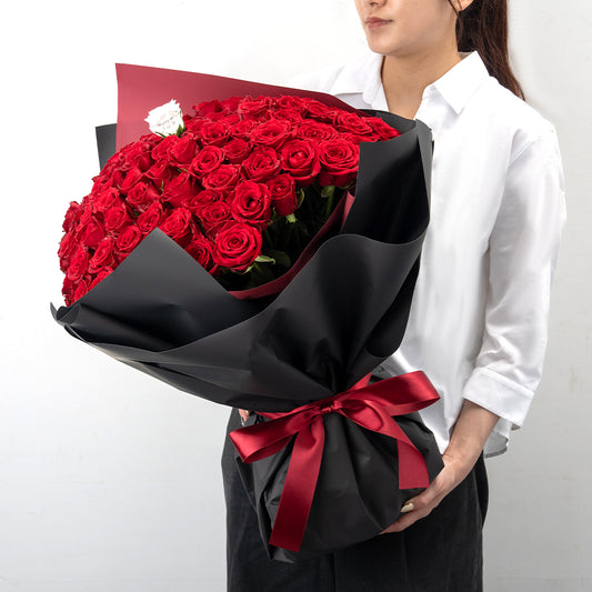 108本の赤バラの花束_黒×赤ラッピング_赤リボン