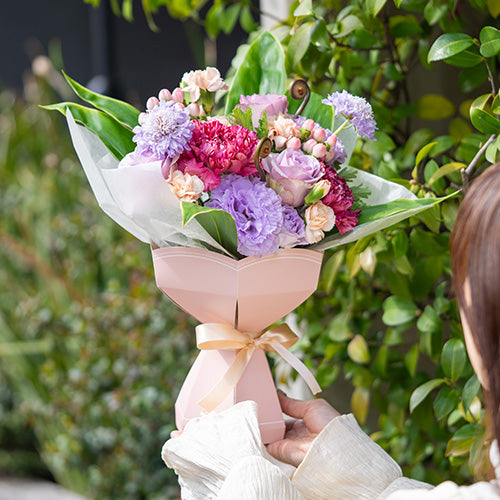 【2026年母の日限定】生花花束 そのまま飾れるカーネーションのスタンディングブーケ 花びらメッセージ