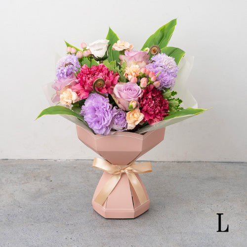 【2026年母の日限定】生花花束 そのまま飾れるカーネーションのスタンディングブーケ 花びらメッセージ