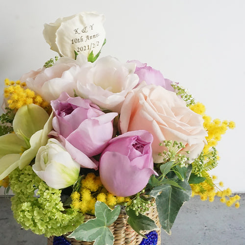 花びらメッセージ スマイルカゴと季節のフラワーアレンジメント生花・フェアトレード商品