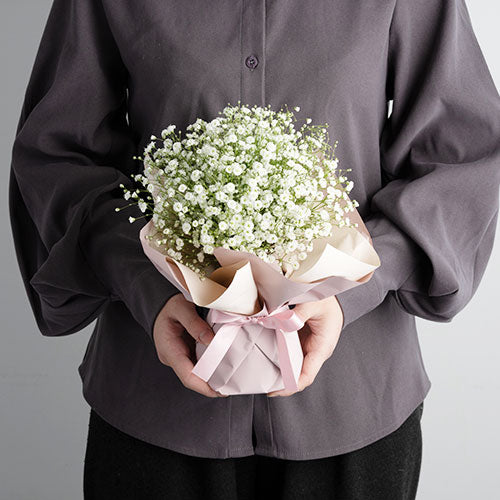 花びらメッセージ “生花”かすみ草スタンディングブーケ – パティスリー