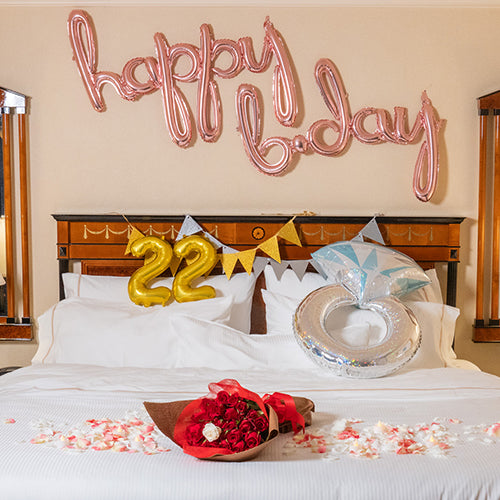 ホテルでプロポーズ 3回生まれ変わってもあなたを愛しますと誓う33本の生花束+フラッグ装飾セット_花びらキャンドル