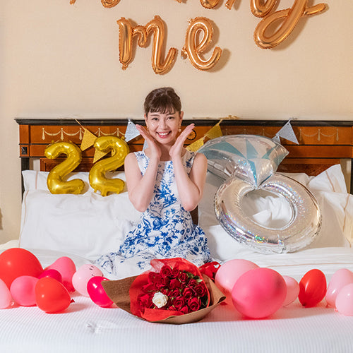 ホテルでプロポーズ 3回生まれ変わってもあなたを愛しますと誓う33本の生花束+フラッグ装飾セット_ハートバルーン