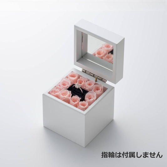 ミニ高級オルゴール リングケース_ピンクに婚約指輪をセットした様子