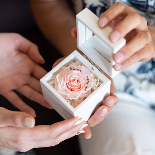 ミニ高級オルゴールボックス プロポーズ用ピンクでプロポーズするカップル