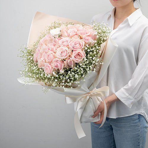 生花かすみ草とピンクのバラの花束 プロポーズの定番 花びらメッセージ