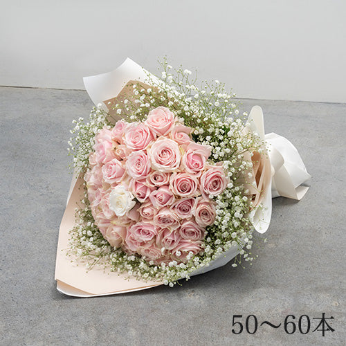 生花かすみ草とピンクのバラの花束 プロポーズの定番 花びらメッセージ