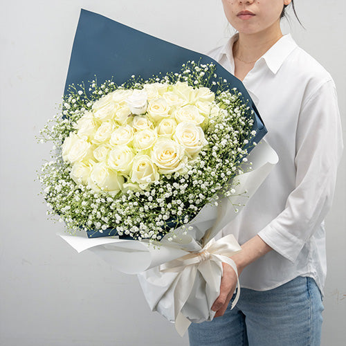 生花かすみ草と白バラの花束 プロポーズの定番 花びらメッセージ