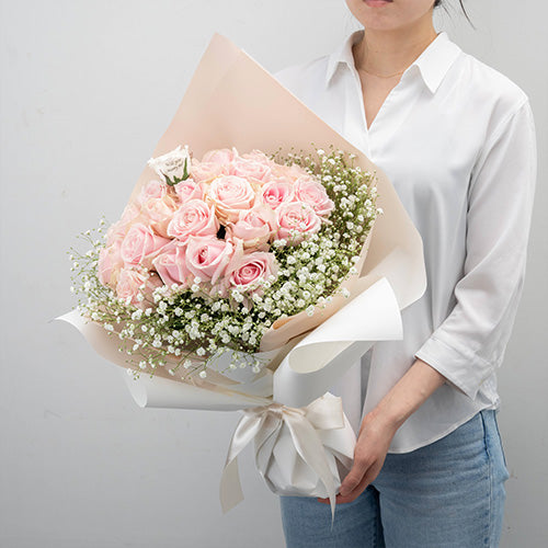 生花かすみ草とピンクのバラの花束 プロポーズの定番 花びらメッセージ