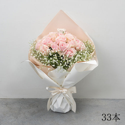 生花かすみ草とピンクのバラの花束 プロポーズの定番 花びらメッセージ