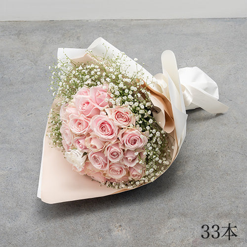 生花かすみ草とピンクのバラの花束 プロポーズの定番 花びらメッセージ