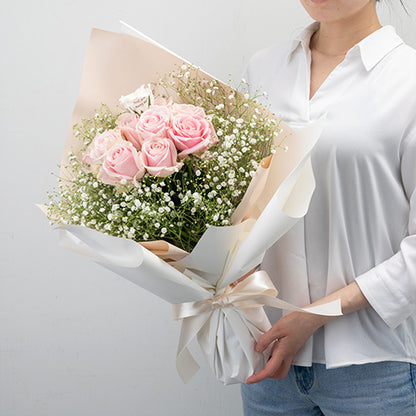 生花かすみ草とピンクのバラの花束 プロポーズの定番 花びらメッセージ