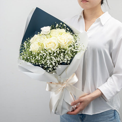 生花かすみ草と白バラの花束 プロポーズの定番 花びらメッセージ