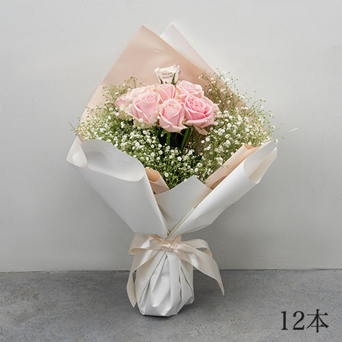 生花かすみ草とピンクのバラの花束 プロポーズの定番 花びらメッセージ