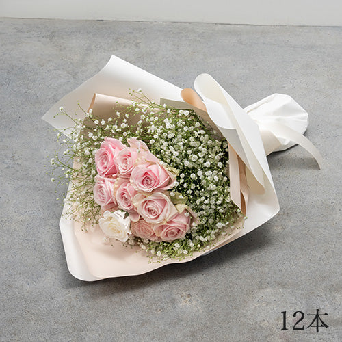 生花かすみ草とピンクのバラの花束 プロポーズの定番 花びらメッセージ