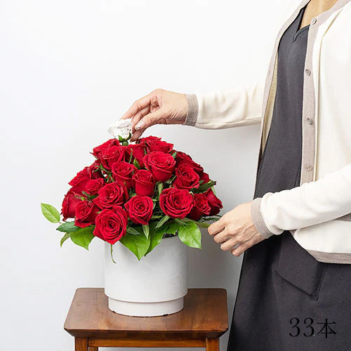 生花　赤バラのアレンジメント　花びらメッセージ　