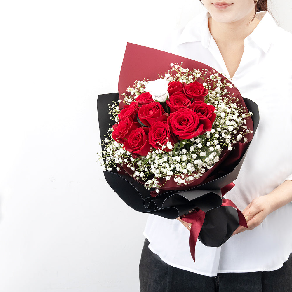 生花かすみ草とバラの花束 プロポーズの定番 花びらメッセージ