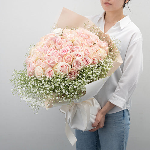 生花かすみ草とピンクのバラの花束 プロポーズの定番 花びらメッセージ