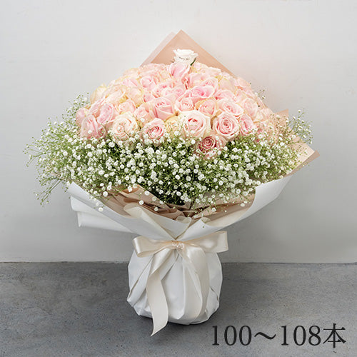 生花かすみ草とピンクのバラの花束 プロポーズの定番 花びらメッセージ