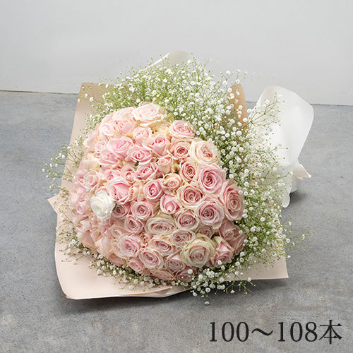 生花かすみ草とピンクのバラの花束 プロポーズの定番 花びらメッセージ