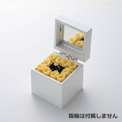 ミニ高級オルゴール リングケース_イエローに婚約指輪をセットした様子
