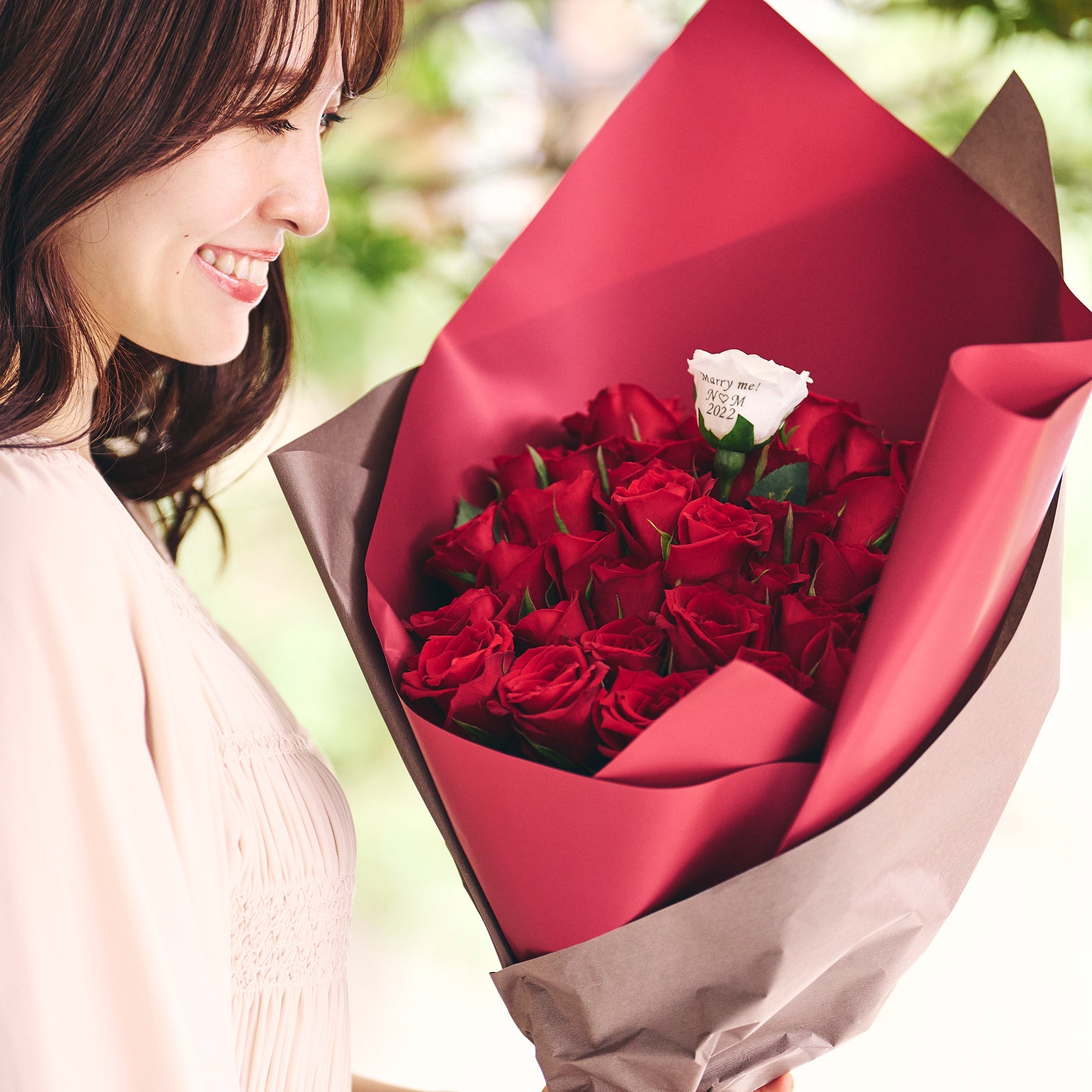 生花バラの花束 花びらメッセージ – パティスリーフラワー