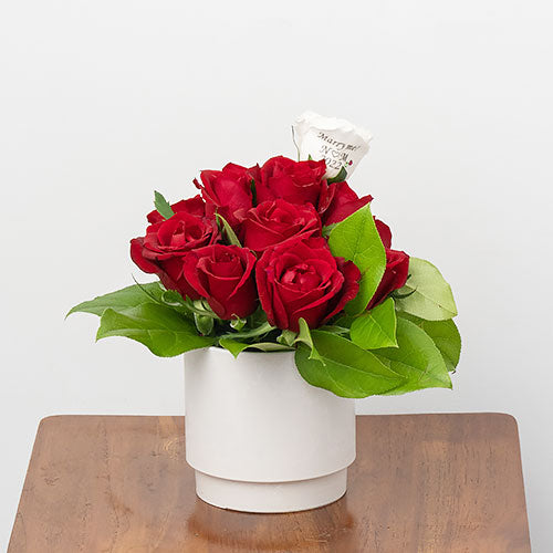 生花 赤バラのアレンジメント 花びらメッセージ – パティスリーフラワー