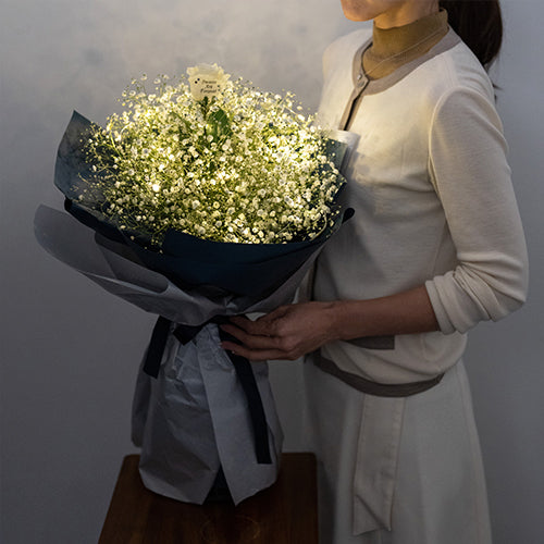 花びらメッセージを入れたプロポーズ用のかすみ草の花束