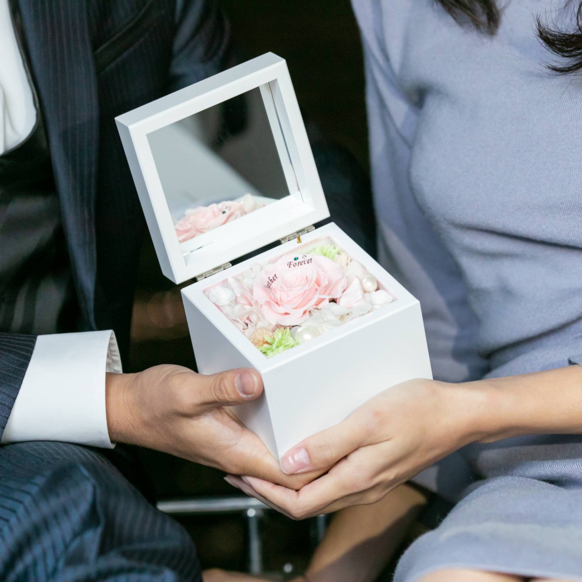 高級ホワイトオルゴールBOX お花イッパイ!プリザーブドフラワー プロポーズ用ピーチでプロポーズするカップル