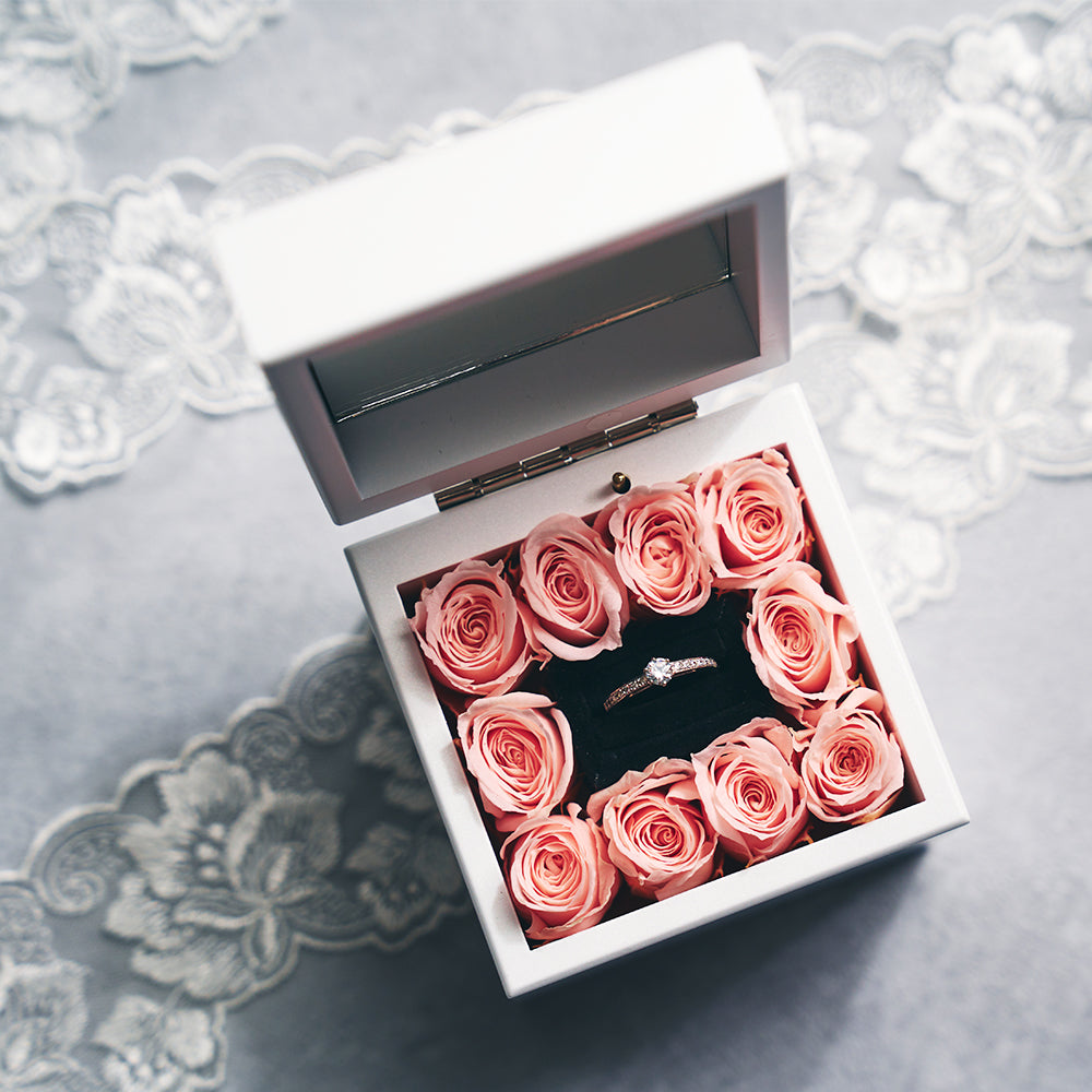 ミニ高級オルゴール リングケース_ピンクに婚約指輪をセットした様子