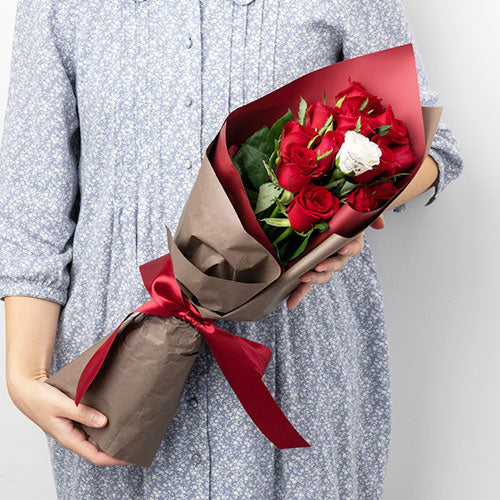 花びらメッセージを入れたプロポーズ用のバラの花束