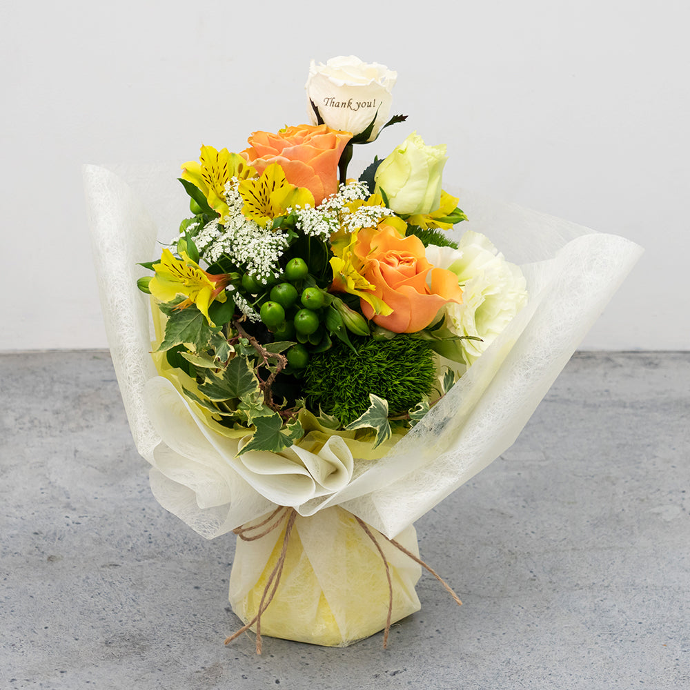 母の日限定 花びらメッセージ 生花 季節の花のスタンディングブーケ