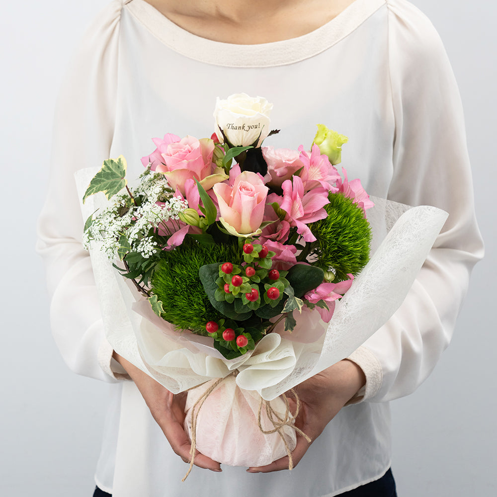 母の日限定 花びらメッセージ 生花 季節の花のスタンディングブーケ