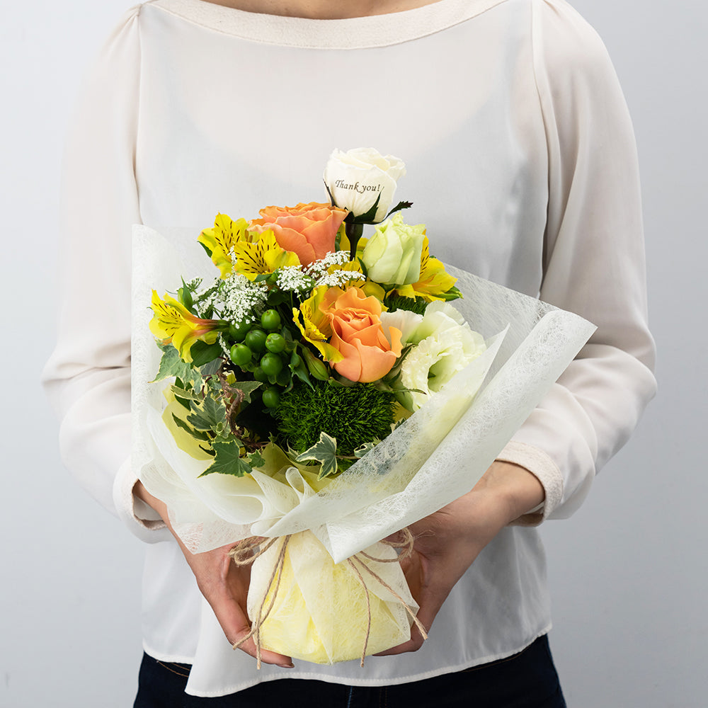 母の日限定 花びらメッセージ 生花 季節の花のスタンディングブーケ